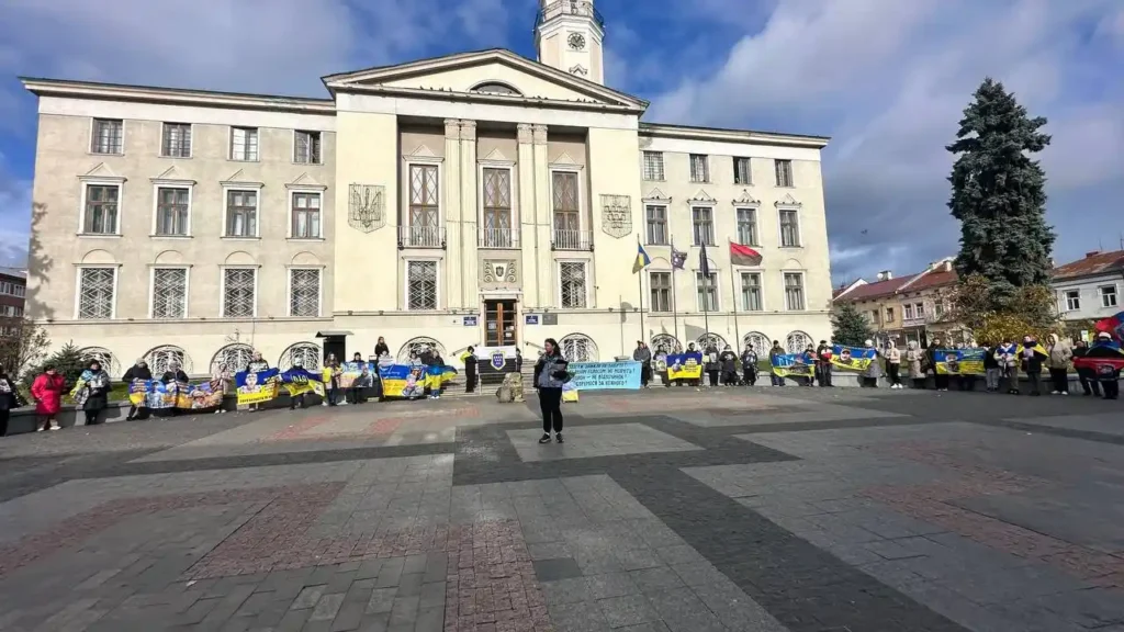 "Ми боремося разом": у Дрогобичі родичі безвісти зниклих воїнів провели чергову акцію 4 у Дрогобичі родичі безвісти зниклих воїнів провели чергову акцію