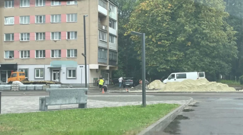 У Бориславі солдати укладали бруківку – їх залучив заступник командира ВЧ
