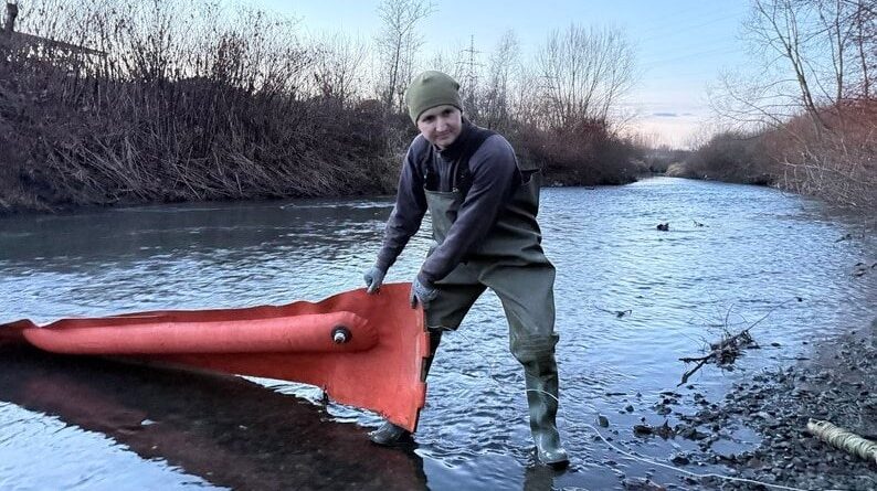 Пляма невідомого походження на річці Тисмениця