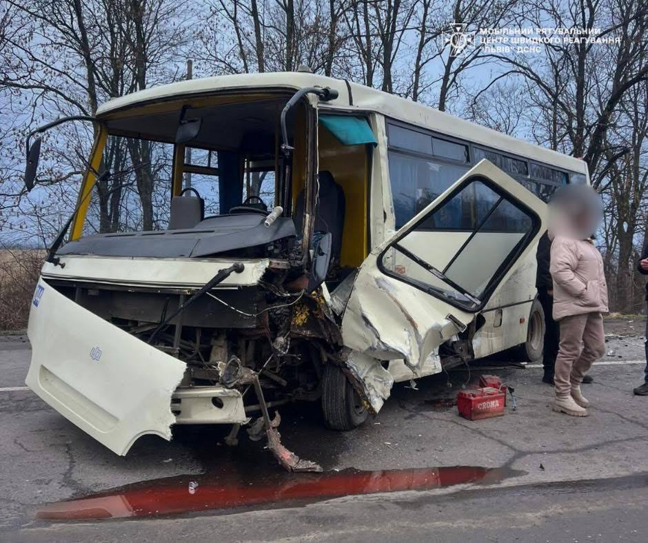 Поблизу Дрогобича зіткнулися автобус та легковик 2 DrogMedia Поблизу Дрогобича зіткнулися автобус та легковик