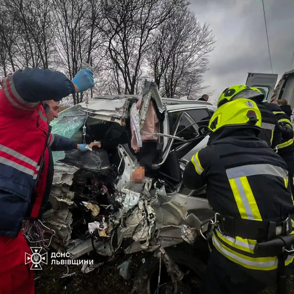 DrogMedia ДТП поблизу Дрогобича: рятувальники вивільнили травмованого водія