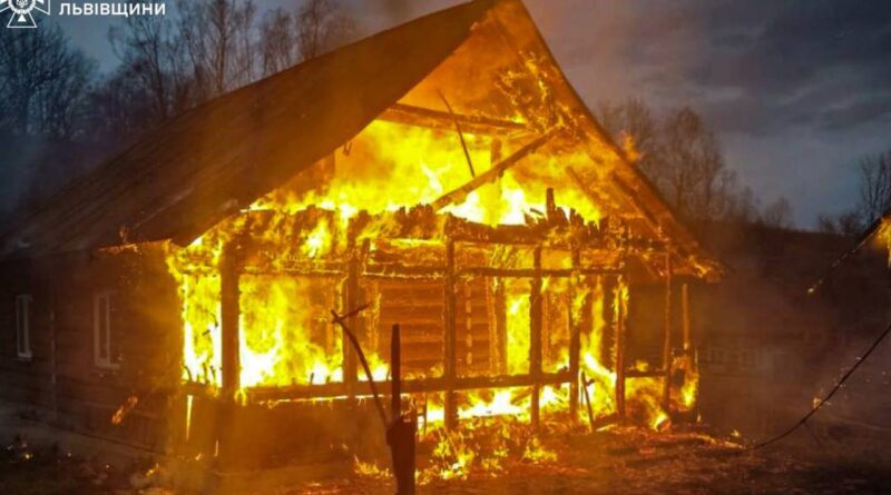 DrogMedia На Дрогобиччині горіли дві дерев’яні хати