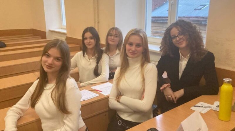 DrogMedia Ліцеїстки з Дрогобича - призерки обласного турніру з історії