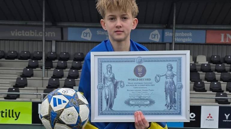 DrogMedia Андрій Панів з Львівщини встановив світовий рекорд із жонглювання футбольним м’ячем