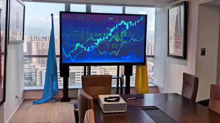 Мобільна революція презентацій: як інтерактивна LCD стійка змінює освіту та бізнес