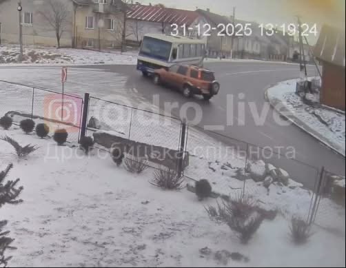 DrogMedia На Дрогобиччині сталася ДТП за участі автобуса та легковика