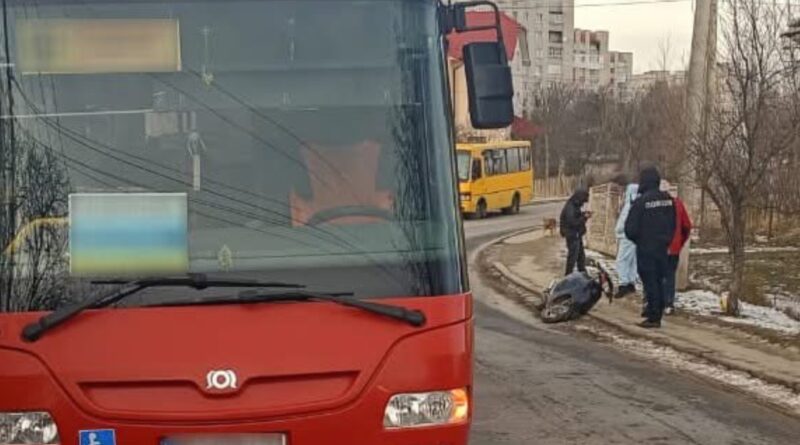 DrogMedia У Бориславі внаслідок зіткнення мопеда з автобусом травмований неповнолітній