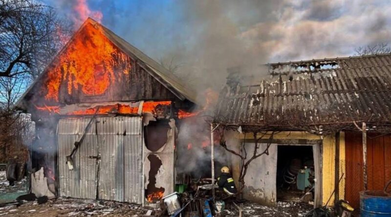 На Дрогобиччині рятувальники ліквідували пожежу в приватному господарстві