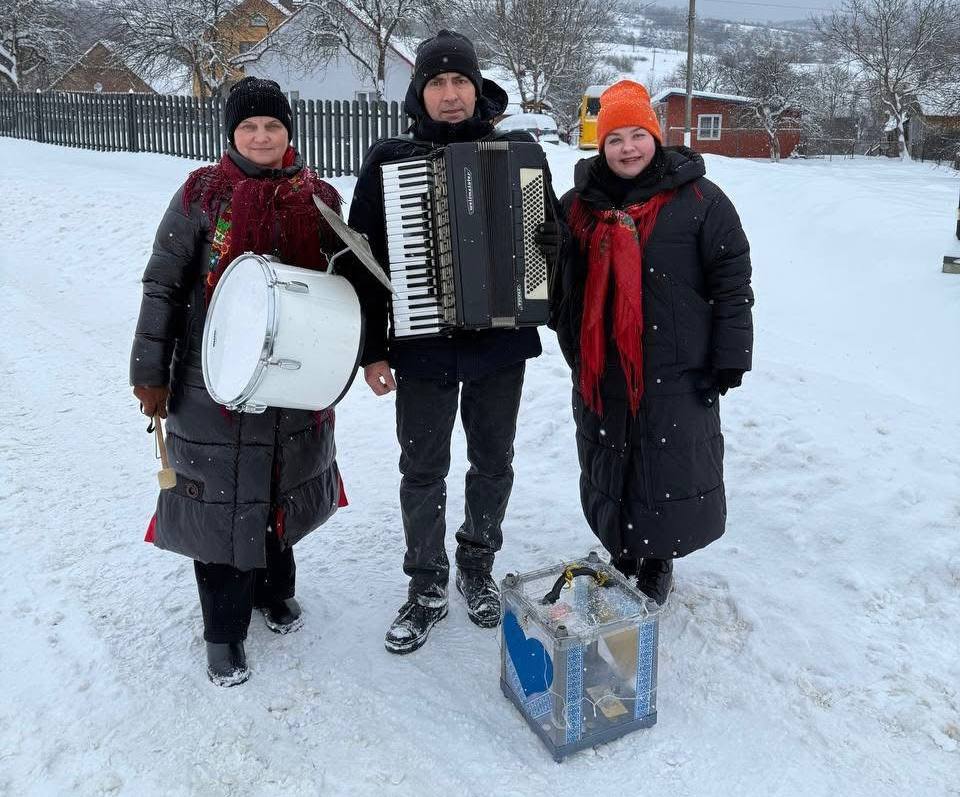 Колядники з села Сторона заколядували понад 150 тис. грн на ЗСУ 2 Колядники з села Сторона заколядував понад 160 тис. грн на ЗСУ