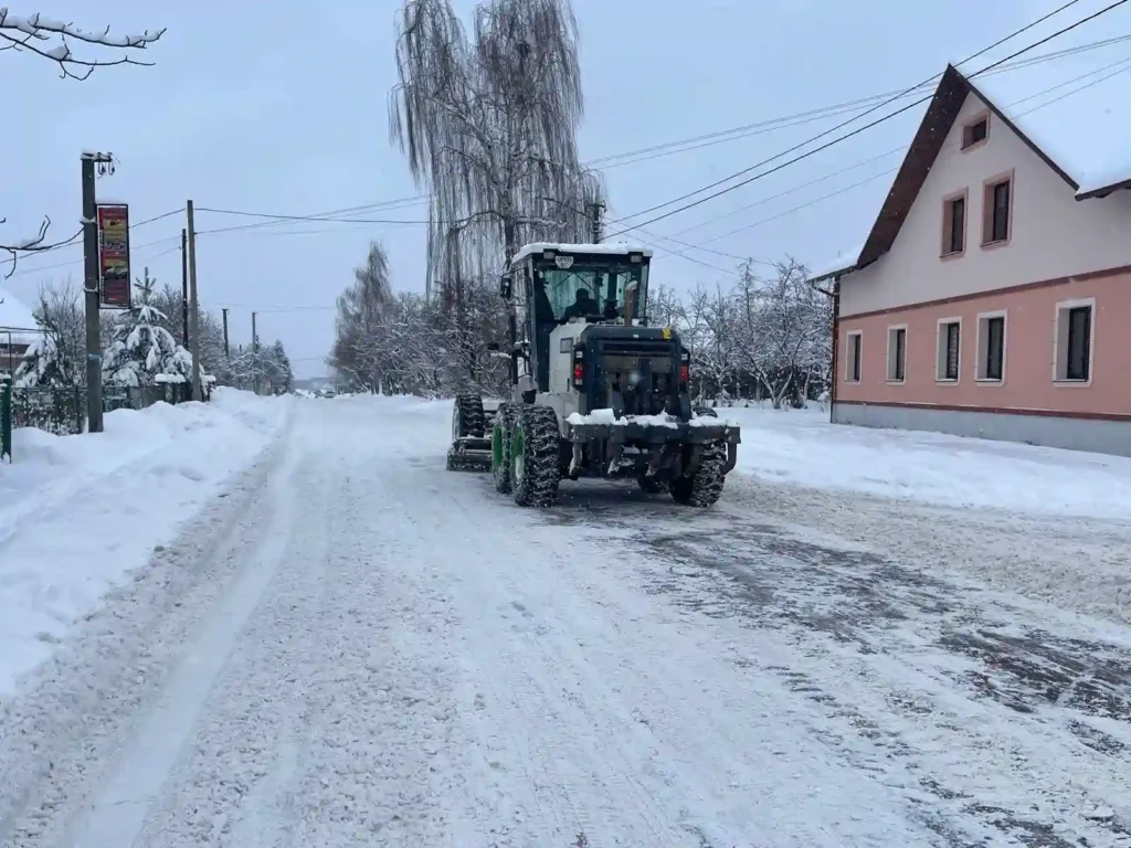 Як у Дрогобицькій громаді розчищають дороги після сильного снігопаду 2 У Дрогобицькій громаді до розчищування доріг 8 січня залучали понад 110 працівників і десятки одиниць техніки