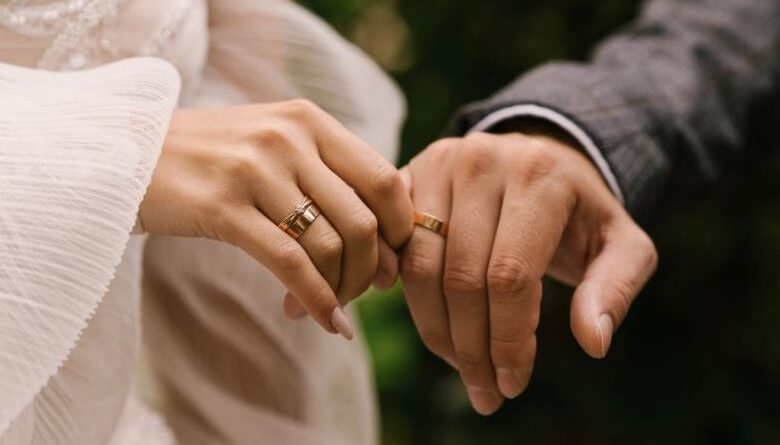 Обручки на весілля в українській традиції: символ кохання, вірності та нескінченності роду