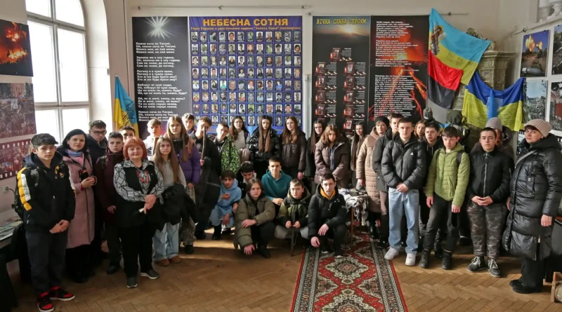У Дрогобичі молодь знайомиться з історією Майдану через особисті спогади його учасників