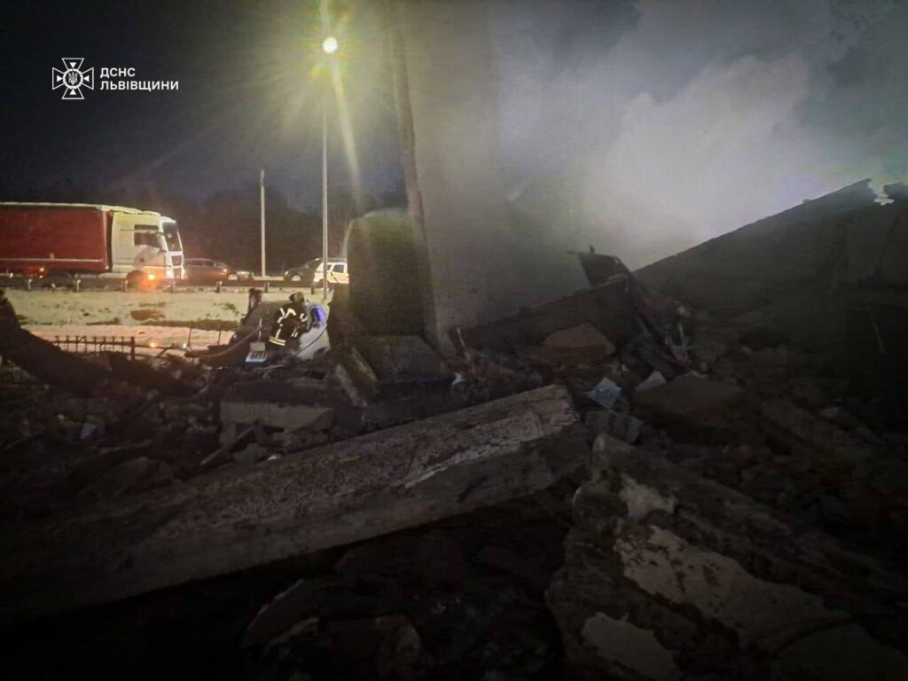 Сьогодні, 6 лютого о 17:53, рятувальники отримали повідомлення про вибух у селі Дуліби Стрийського району. Внаслідок події частково зруйновано двоповерхову будівлю.


