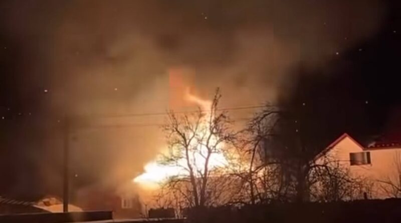 У селі Попелі горить житловий будинок