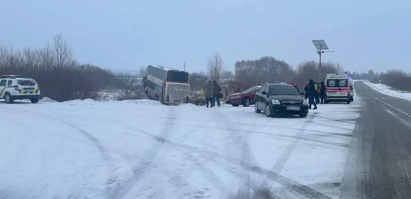 Дрогобичанин не впорався з керуванням автобуса: у ДТП травмовано трьох пасажирок