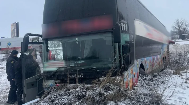 Дрогобичанин не впорався з керуванням автобуса: у ДТП травмовано трьох пасажирок
