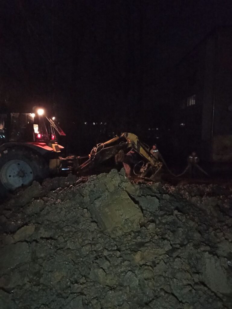 У Дрогобичі триває ліквідація аварії на водопровідній мережі на вул.Грушевського 2 DrogMedia У Дрогобичі триває ліквідація аварії на водопровідній мережі на вул.Грушевського