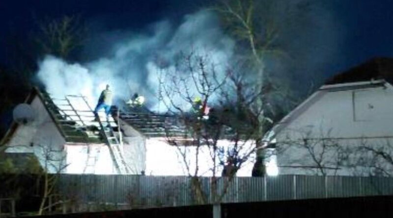 У Стебнику горить житловий будинок