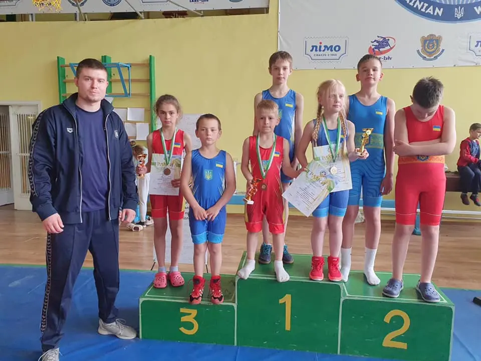 «Я вас дуже сильно люблю»... — пам'яті Петра Біласа, вчителя, спортсмена, Героя 3 Петро Білас і вихованці