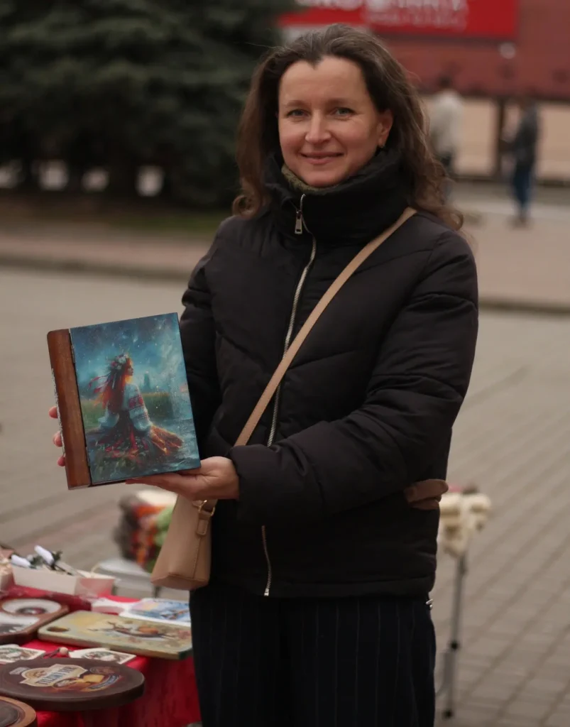 Ірина Партика з товаром із "Дрогобицького краму"