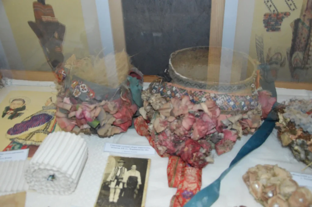 Від барвінкового вінка до білої сукні: як змінювалося українське весілля на Буковині 3 Traditional decorative textile artifacts displayed.