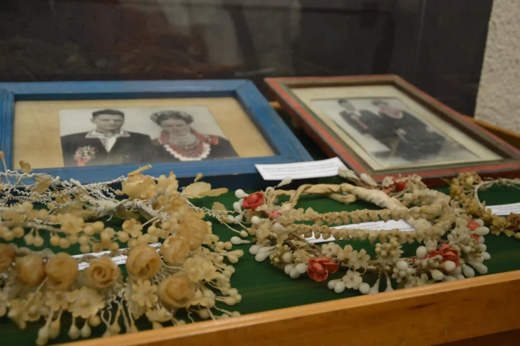 Від барвінкового вінка до білої сукні: як змінювалося українське весілля на Буковині 6 Від барвінкового вінка до білої сукні: як змінювалося українське весілля на Буковині