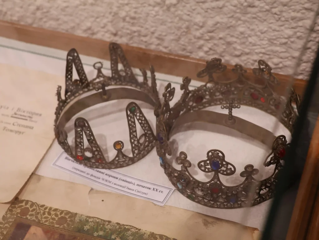 Від барвінкового вінка до білої сукні: як змінювалося українське весілля на Буковині 5 Від барвінкового вінка до білої сукні: як змінювалося українське весілля на Буковині