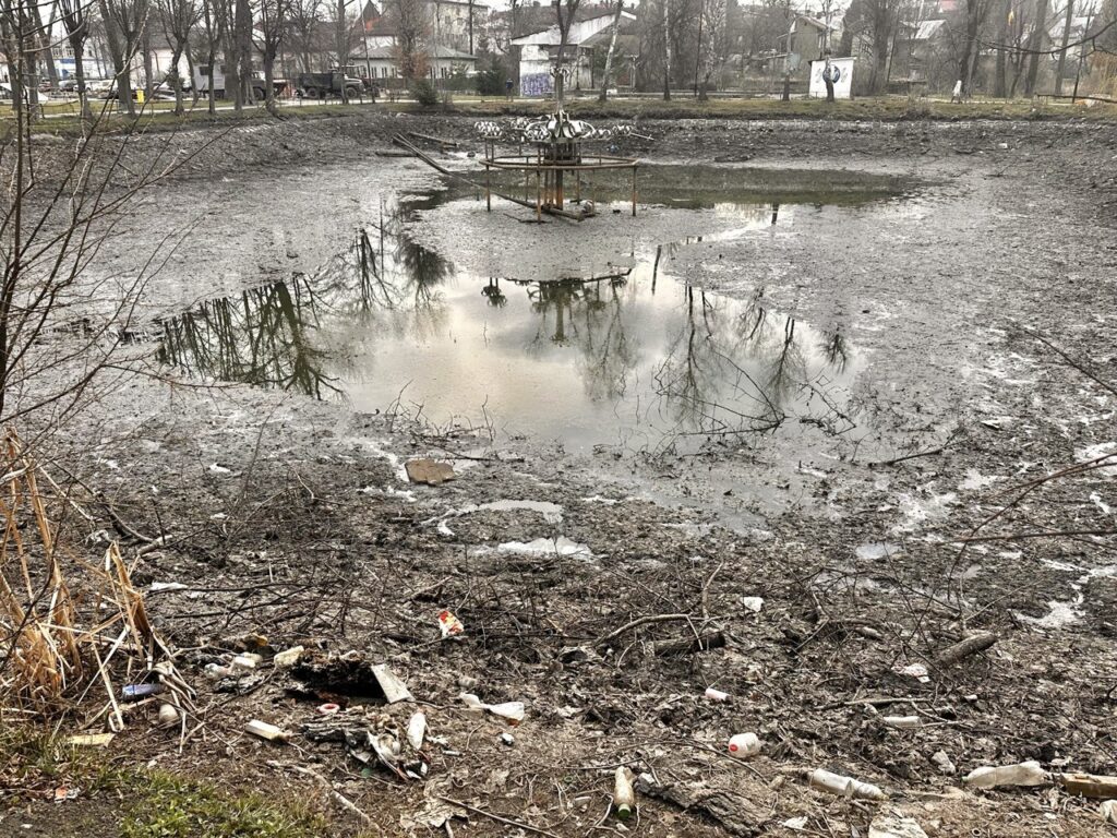 У Дрогобичі спустили озеро в парку: що відбувається та які подальші плани 2 DrogMedia У Дрогобичі спустили озеро в парку: що відбувається та які подальші плани