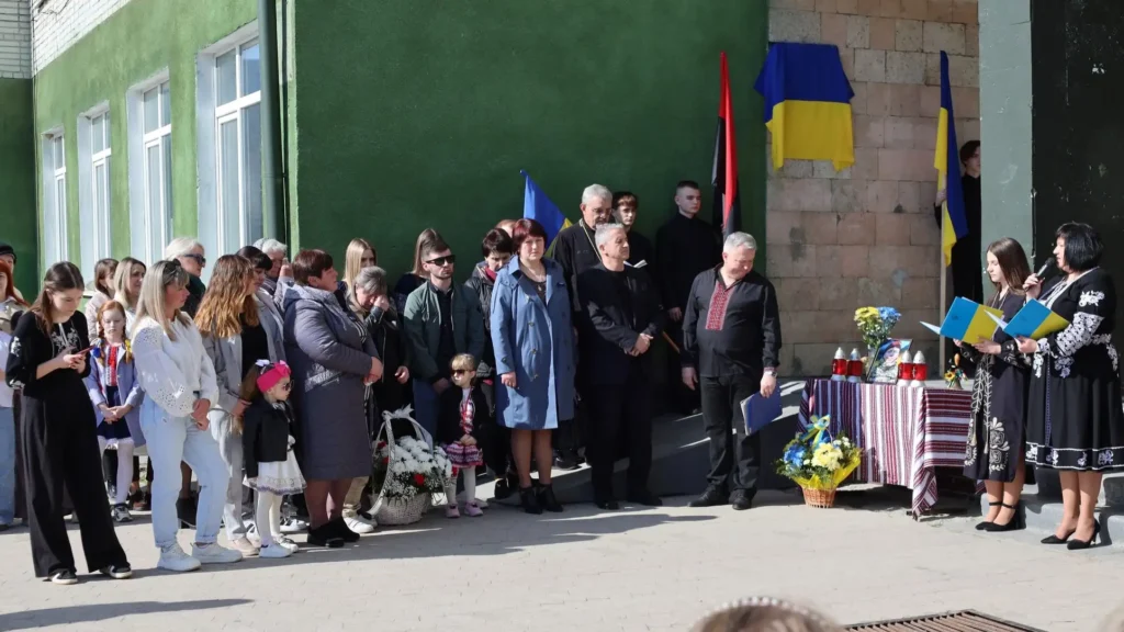 У Попелях відкрили меморіальну таблицю Миколі Головчанському 2 У Попелях відкрили меморіальну таблицю Миколі Головчанському