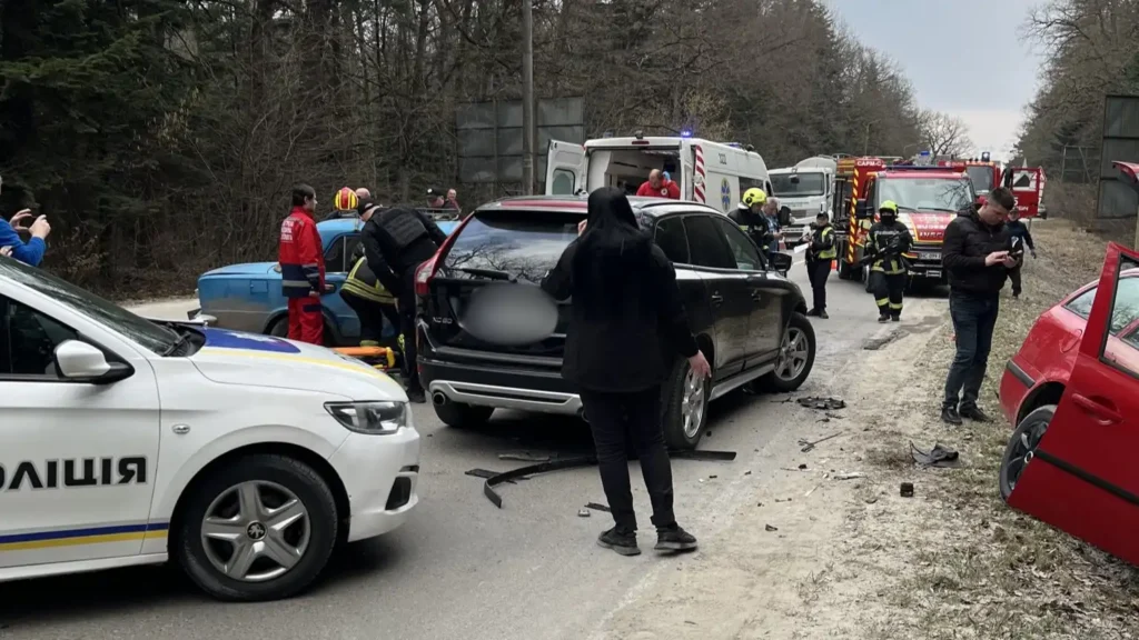 ДТП на автодорозі Дрогобич - Трускавець
Сьогодні о 15:10 до оперативного чергового Мобільного рятувального центру швидкого реагування «Львів» надійшло звернення про дорожньо-транспортну пригоду на автодорозі Дрогобич - Трускавець за участю трьох автомобілів.
Прибувши на місце події, рятувальники встановили, що в одному з транспортних засобів була затиснута пасажирка, яка не могла самостійно вибратися з понівеченого автомобіля.
За допомогою гідравлічного інструменту фахівці провели деблокування постраждалої та передали її медикам екстреної медичної допомоги.

