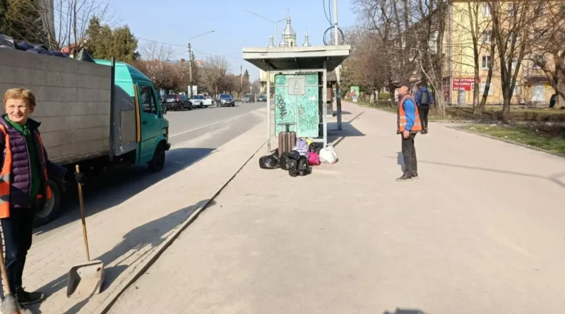 У Дрогобичі закликають не залишати сміття біля урн: проблема набуває масштабів