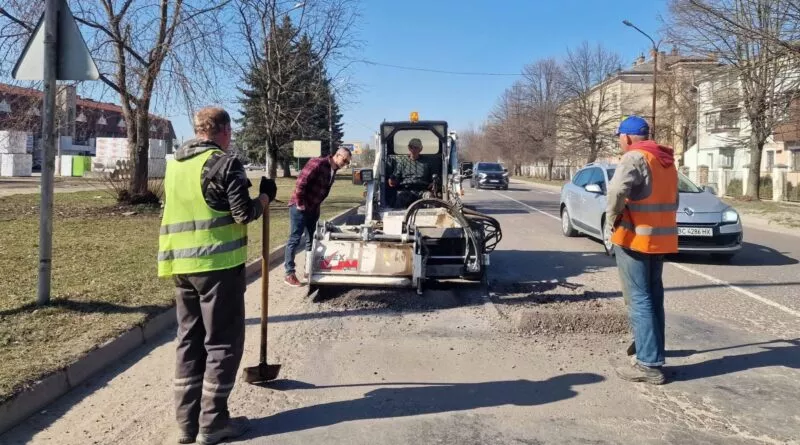 У Дрогобичі на вулиці Стрийській розпочали ремонт дороги