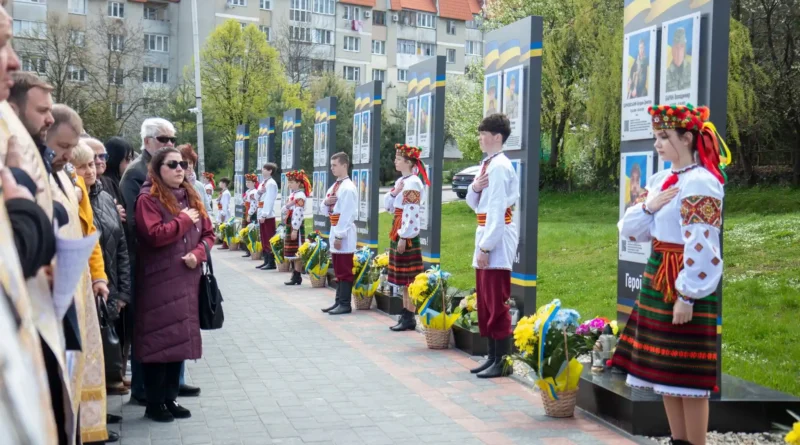 На Алеї Слави у Трускавці освятили портрети десяти загиблих Героїв