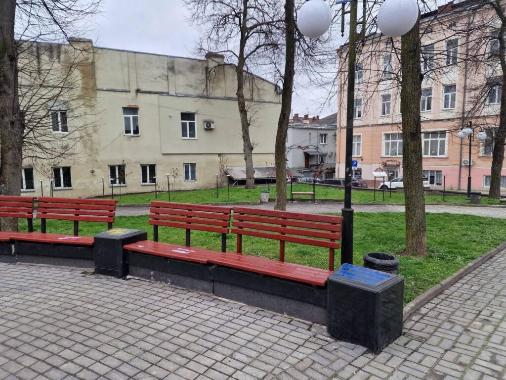 У Дрогобичі зафіксували акт вандалізму в парку поруч з Алеєю Памʼяті 2 DrogMedia У Дрогобичі зафіксували акт вандалізму в парку поруч з Алеєю Памʼяті