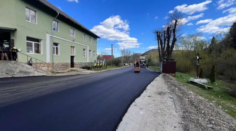 В Орові асфальтують дорогу: роботи профінансували місто та область