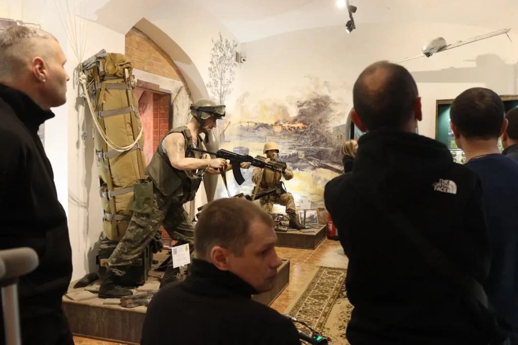 Дорога зцілення: прикордонники, які повернулися з полону, побували у Львові 2 Воїни відвідали виставку
