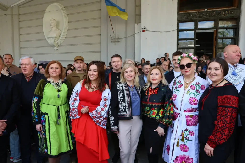 Новий рекорд України: у Львові розписали одночасно понад 1700 писанок 2 DrogMedia Новий рекорд України: у Львові розписали одночасно понад 1700 писанок