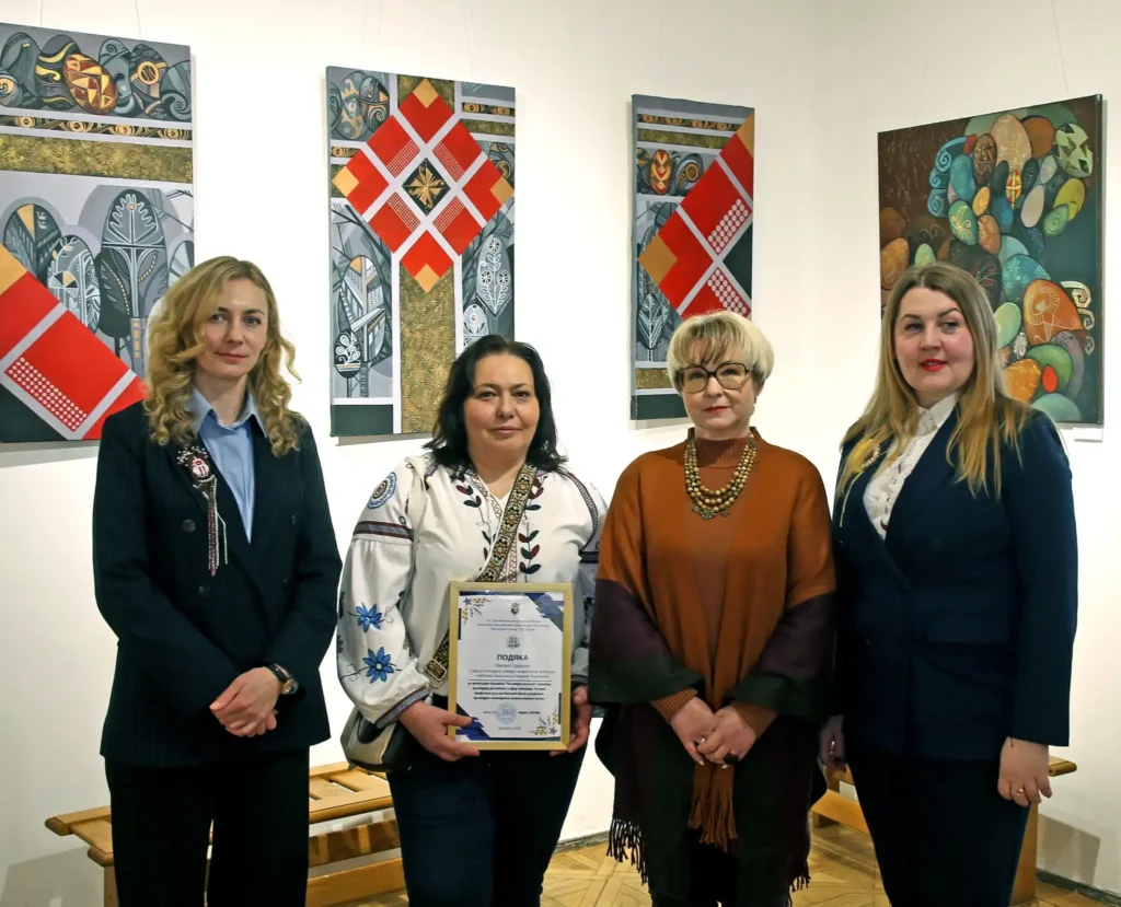 У Дрогобичі відкрили виставку львівської мисткині Наталії Цедуляк: про пам’ять, символи і досвід війни