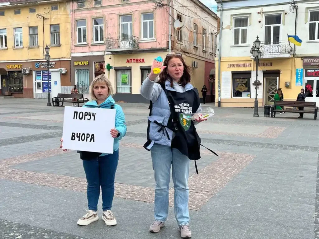Родини військових знову вийшли на акцію у Дрогобичі: нагадали про полонених і зниклих