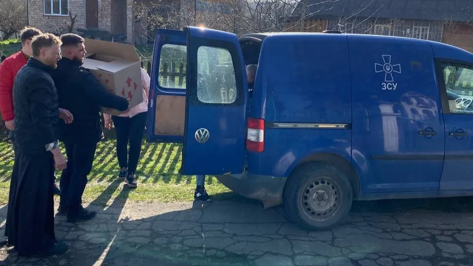 Символ вдячності: з Дрогобиччини передали 500 пасок для захисників