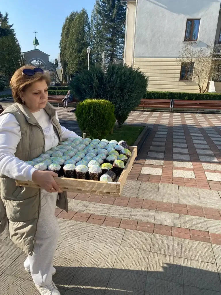 Символ вдячності: з Дрогобиччини передали 500 пасок для захисників