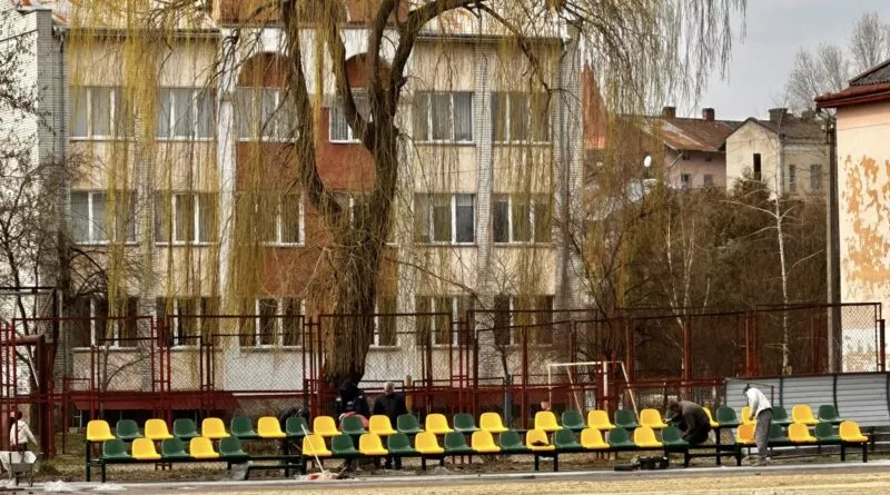 У Дрогобицькій ДЮСШ ім.І.Боберського оновлюють футбольне поле 2 У Дрогобицькій ДЮСШ ім.І.Боберського оновлюють футбольне поле