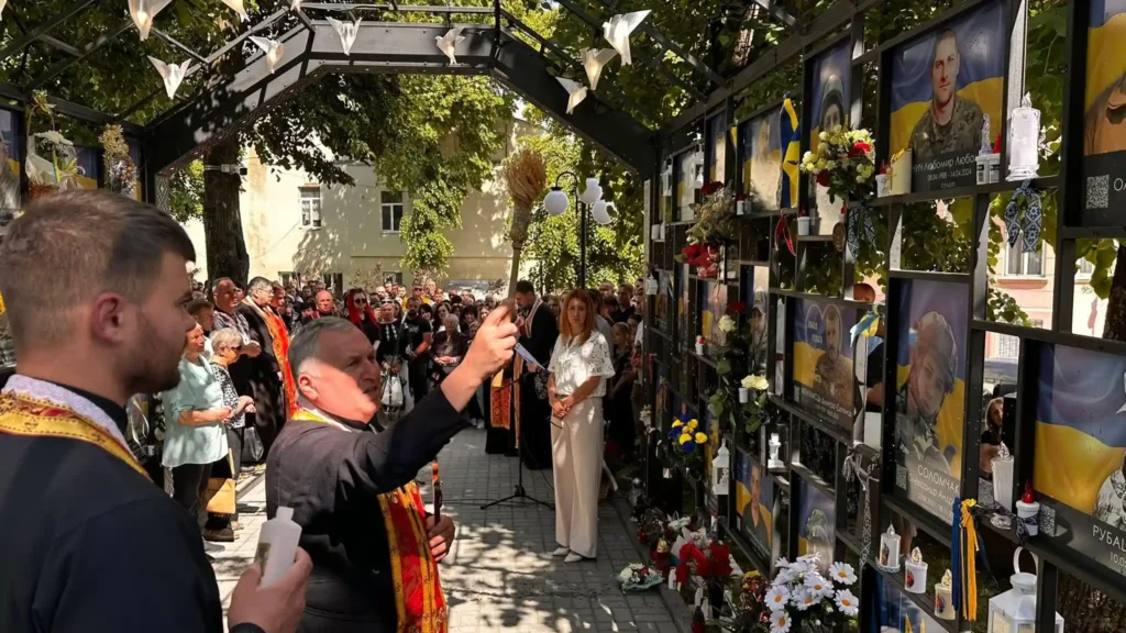 Алея Героїв у Дрогобичі поповнилася 40 портретами загиблих воїнів 3 Алея Героїв у Дрогобичі