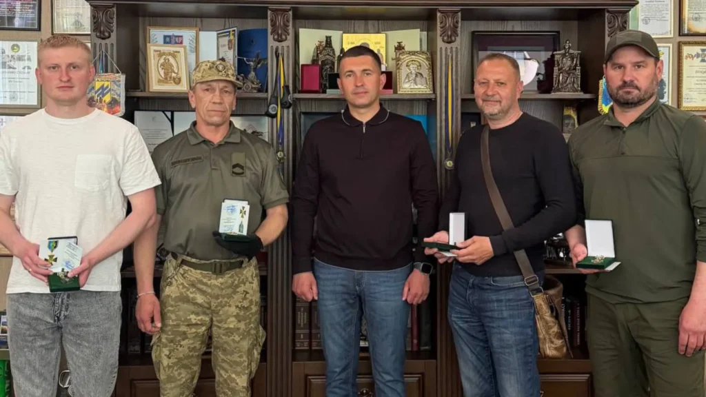 До Дня Героїв на Дрогобиччині вручили державні нагороди родинам полеглих воїнів та відзначили захисників 2 нагородження військових