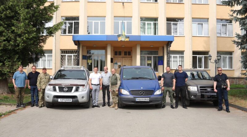 DrogMedia Дрогобицька РВА та волонтери передали три автомобілі для ЗСУ