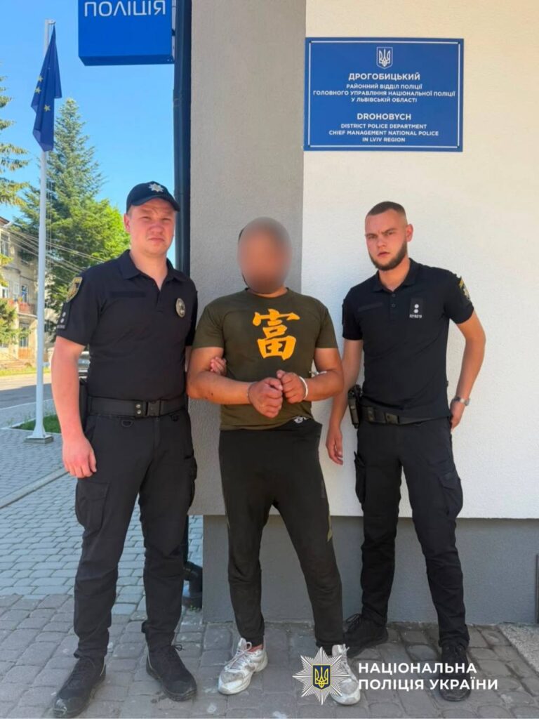 Вандалізм у Дрогобичі: чоловік повалив скульптуру матері біля «Стіни плачу» 2 DrogMedia Вандалізм у Дрогобичі: чоловік повалив скульптуру матері біля «Стіни плачу»
