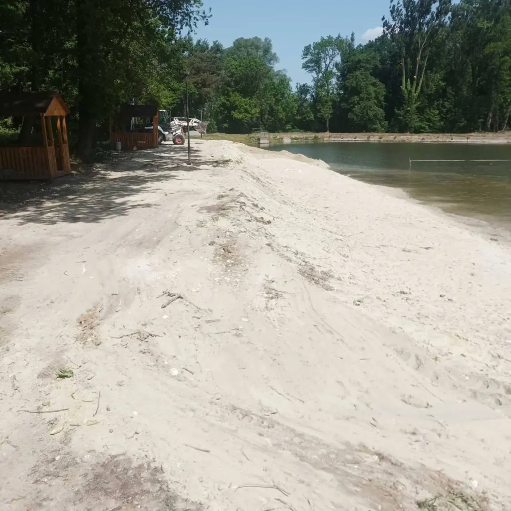У парку Хмельницького в Дрогобичі готують пляжну зону біля озера 2 Парк Хмельницького