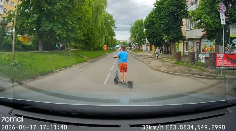 дитина на самокаті