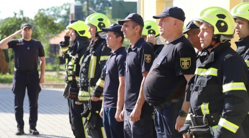 До Дня Конституції у Дрогобичі відзначили працівників ДСНС
