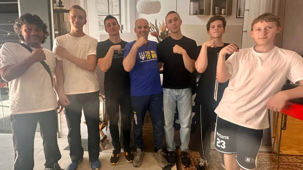 Армреслінг посеред торгового центру: у Дрогобичі провели відкритий майстер-клас для молоді 3 армрестлінг